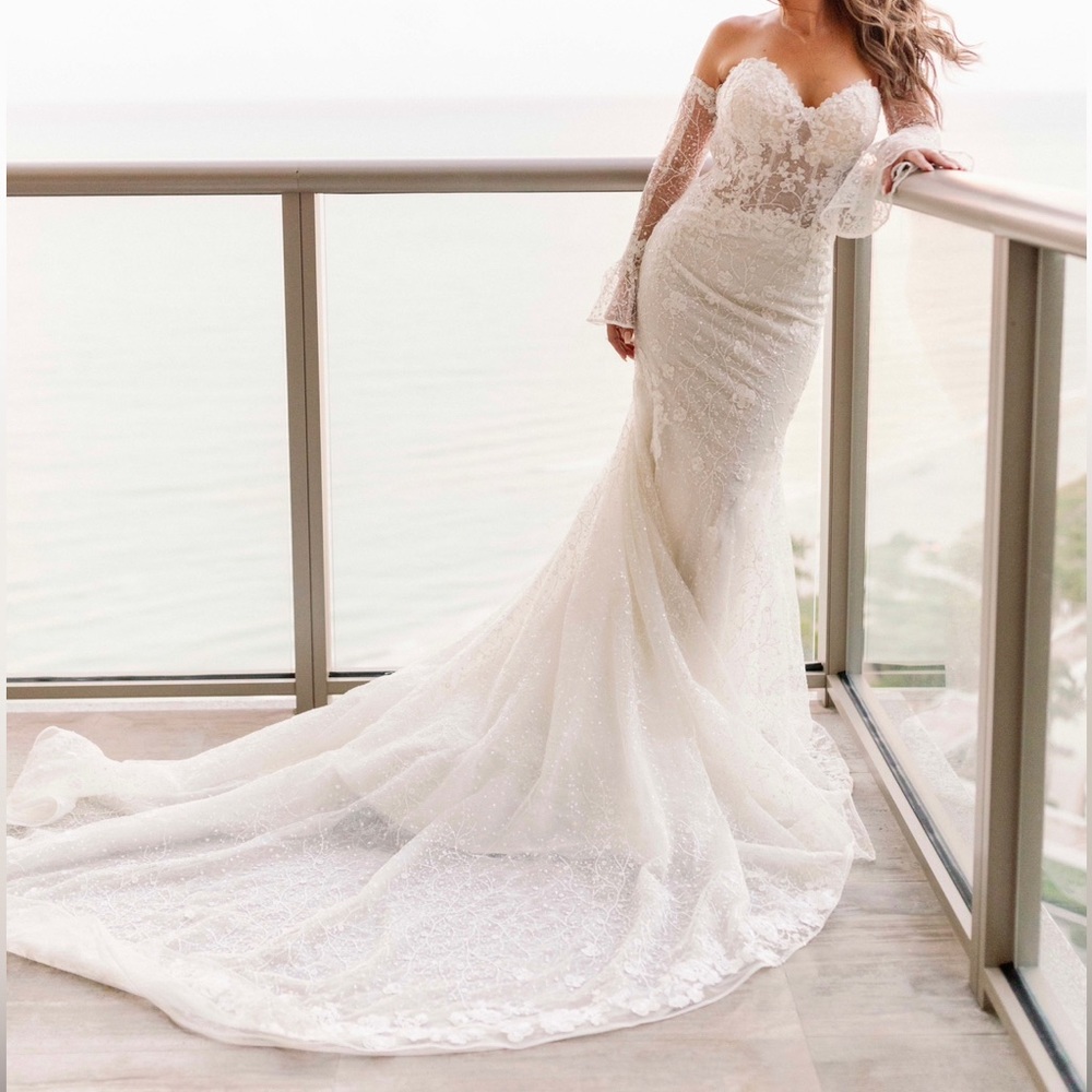 Boutique stunning wedding dress with detachable sleeves. Size 6